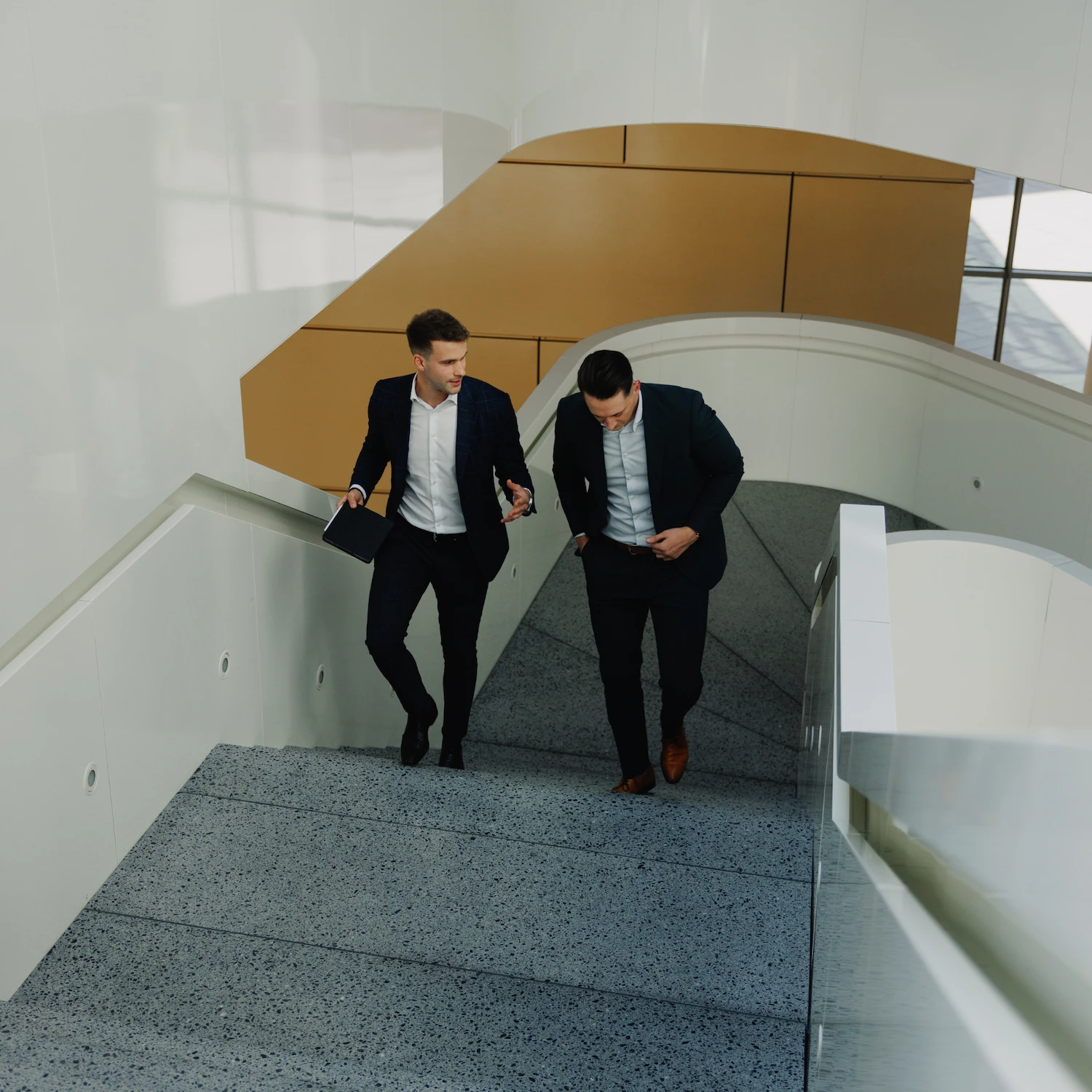 Yannick & Nick auf Treppe - Baufinanzierer - 1/1